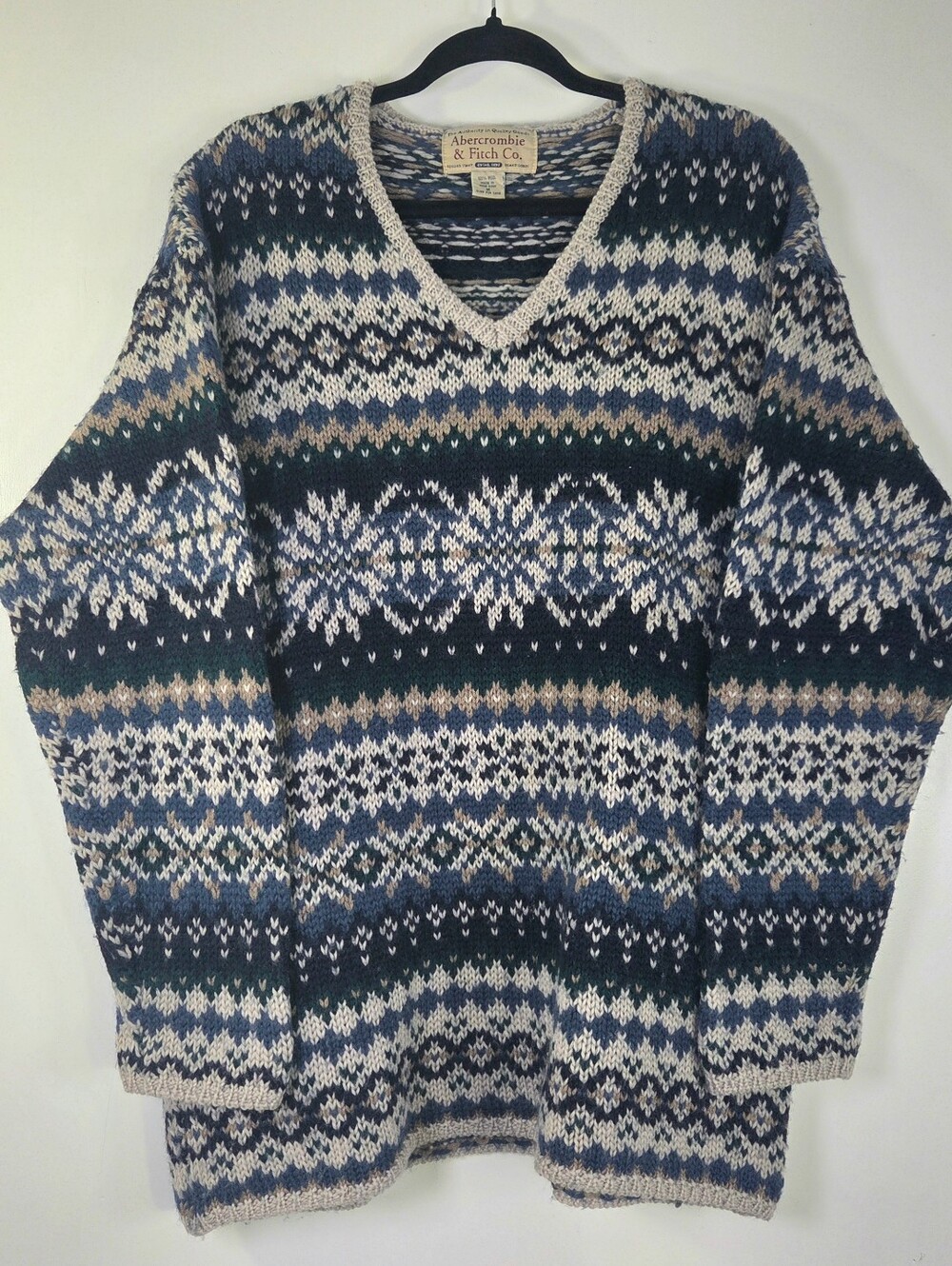 VINTAGE ABERCROMBIE & FITCH 100% WOOL FAIR ILSE V-NECK SWEATER.